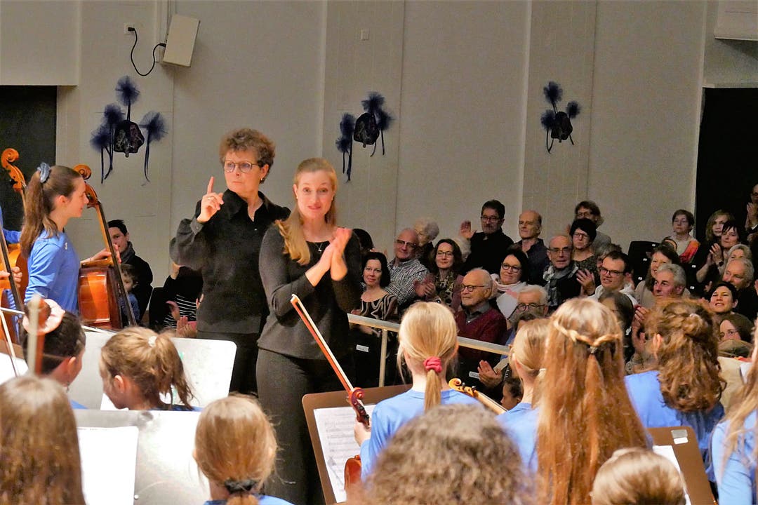 Das Jugendorchester mit Doris Estermann und Alexandra Bissig