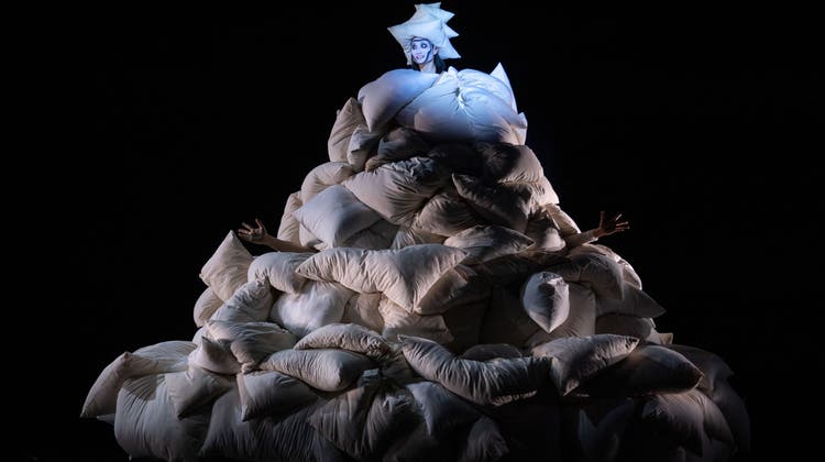 Sieht aus wie «Mummenschanz», ist aber der zweite Teil des neuen Stücks von Kinsun Chan, getanzt von der Tanzkompanie des Theaters St.Gallen. (Bilder: Gregory Batardon)