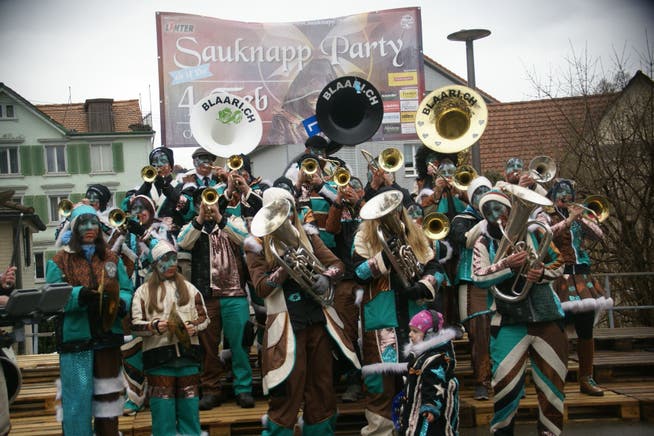 Die Sauknapp-Party wurde bereits zum 20. Mal durchgeführt und markiert den Start der fünften Jahreszeit in Herisau. Auch die Mehrzweckblaari aus Waldstatt spielten.