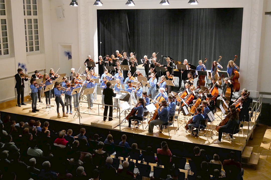 Das Jugendorchester spielte mit dem Orchesterverein Nidwalden Melodien aus dem Film Forest Gump sowie aus Peter und der Wolf.