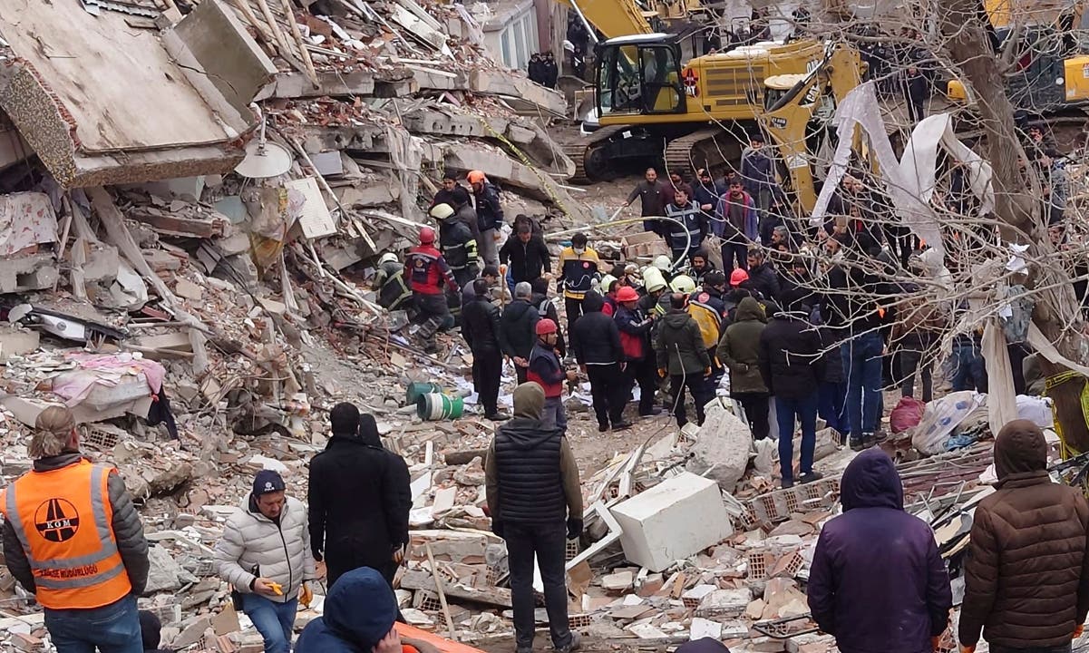 Bei schweren Erdbeben in der Türkei und Syrien sind viele Menschen ums Leben gekommen.
