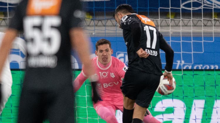 Valon Fazliu trifft gegen Lausanne vom Penaltypunkt. Doch es braucht mehr Tore vom FC Aarau. (Claudio De Capitani / freshfocus)