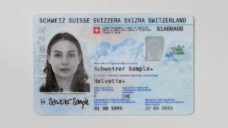 Die neue Schweizer Identitätskarte unter ultravioletter Beleuchtung. (Fedpol)