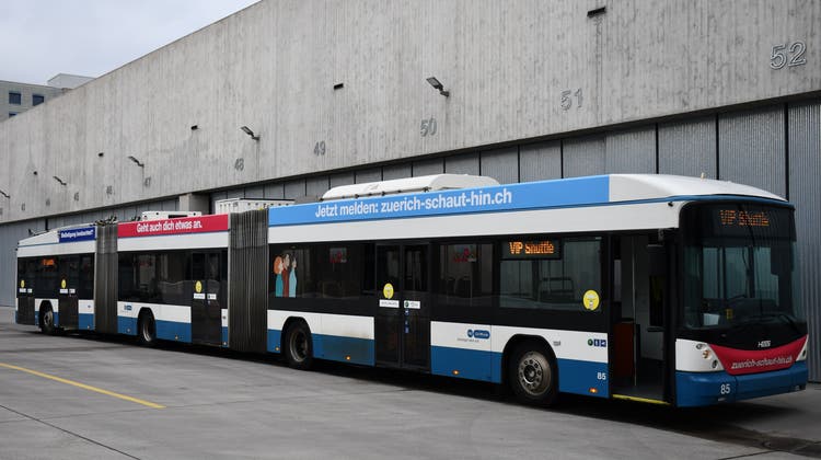 Die Verkehrsbetriebe Zürich beteiligen sich an der Kampagne «Zürich schaut hin» und bewerben die städtische Online-Meldestelle gegen sexuelle Belästigung. (zvg)