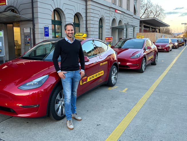 Ilg-Taxi-Geschäftsführer Patrick Haas vor einem Tesla-Taxi.