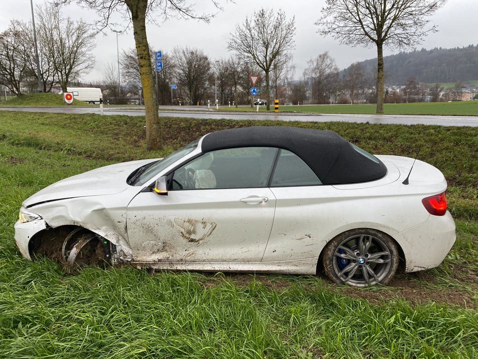 Villmergen, 5. Februar: Wegen eines Sekundenschlafs verursachte ein Autofahrer einen Verkehrsunfall. Es blieb bei Blechschaden.