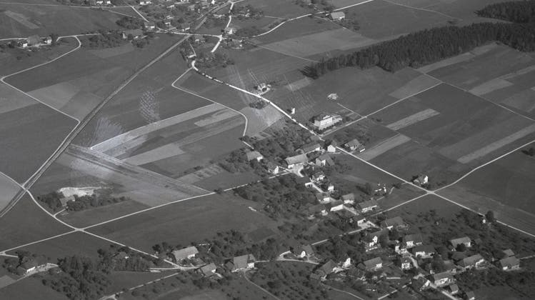 Vom Dörfli zum Dorf: Zwei Flugbilder zeigen das Siedlungswachstum von Lommiswil