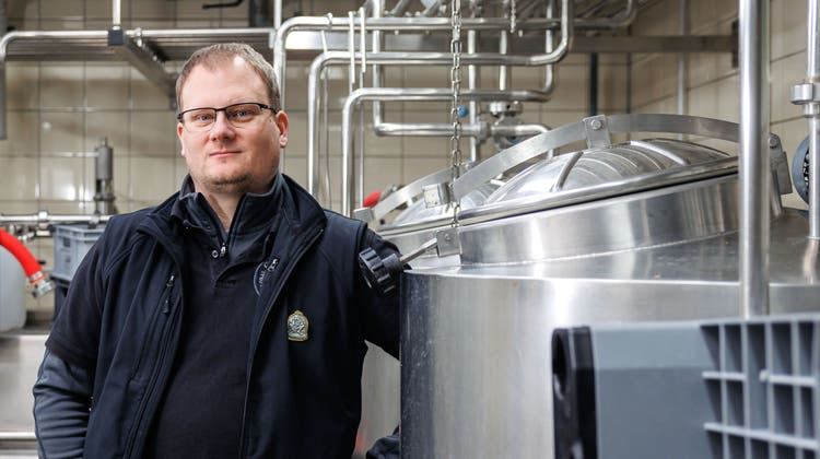 Granicum Bier: Roger Lötscher in der Produktionsanlage in  der ehemaligen Grenchner Molkerei. (Bild: Hanspeter Bärtschi)