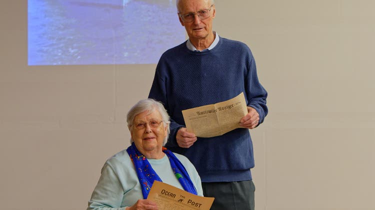 Betty und Eugen Fahrni im Ortsmuseum der Stadt Amriswil. Sie hält ein Exemplar der «Ocean Post» in der Hand, er eine Ausgabe des «Amriswiler Anzeigers» aus seiner Zeit als Redaktor. (Bild: Manuel Nagel)