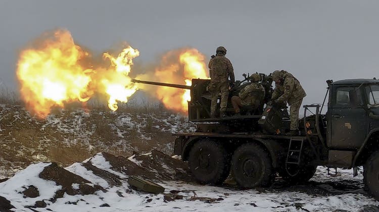 Ukrainische Soldaten feuern in der Nähe von Bachmut. (Sergey Shestak / EPA)