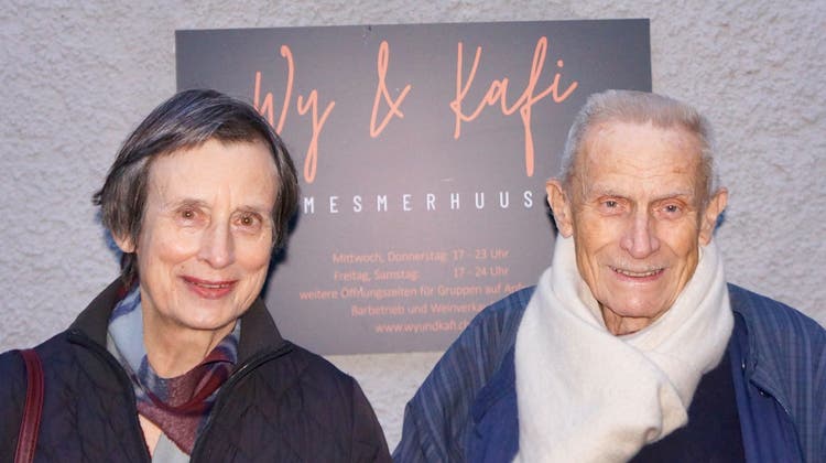 Margrit und Jens Koemeda vor dem Mesmerhuus in Ermatingen, wo sie ihre neue Lesereihe durchführen. (Bild: Inka Grabowsky)