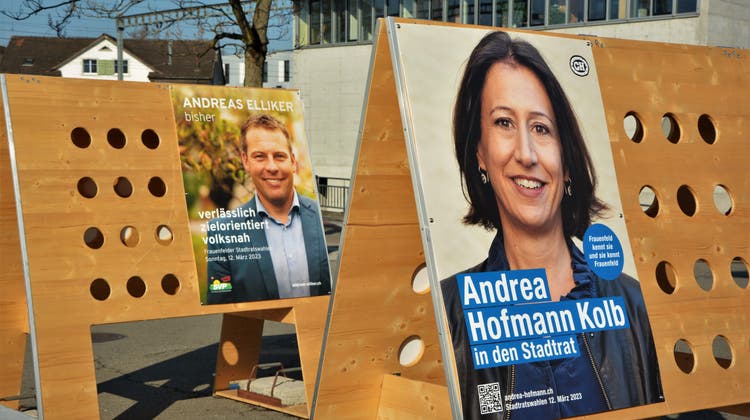 Am Schlossberg in Frauenfeld: öffentliche Weinständer, auf denen Wahlplakate hängen. (Bild: Mathias Frei)