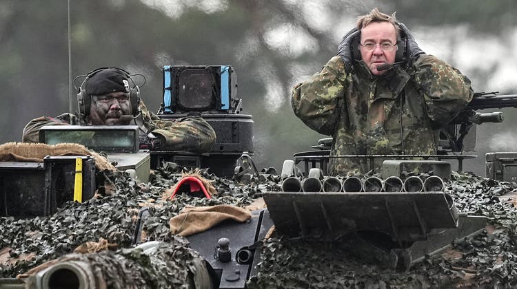 Laut dem deutschen Verteidigungsminister Boris Pistorius soll die Lieferung der Leopard-1-Panzer in die Ukraine in Etappen erfolgen. (Martin Meissner / AP)