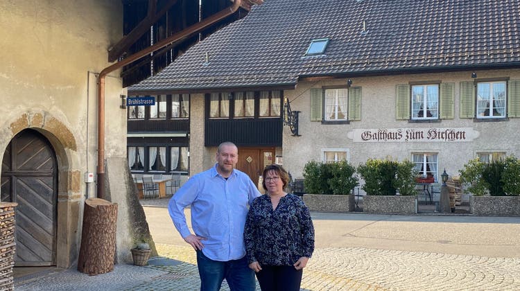 Geschäftsleiter Jan Mannchen (rechts) und Besitzerin Alexa Schneider vor dem Landgasthaus zum Hirschen in Kirchdorf. (Bild: zvg)