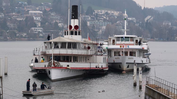Am Mittwochmorgen wurde das Schiffrestaurant Willhelm Tell über die Luzerner Seebucht gestossen. (Bild: Dominik Wunderli (Luzern, 8. Februar 2023))