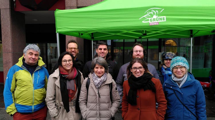 Am Wochenende fand eine Standaktion der Grünen Prowil in der Wiler Fussgängerzone statt. Dabei war auch Nationalrätin Franziska Ryser (2. von rechts vorne). (Bild: PD)