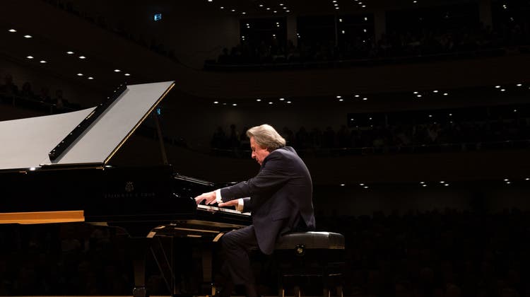 Rudolf Buchbinder eröffnet das Klavierfestival «Le piano symphonique» im Konzertsaal des KKL Luzern. (Bild: Luzerner Sinfonieorchester/Philipp Schmidli)
