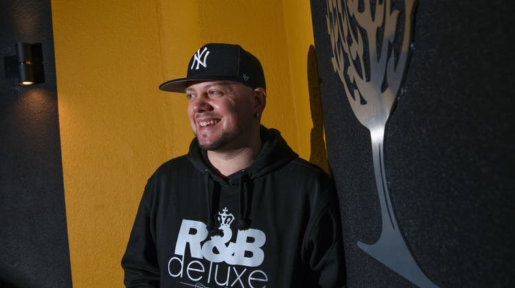 DJ Soulchild, hier im Basler Singer Klub, trägt das Herz auf der Zunge und das Logo des eigenen Labels auf dem Pulli. (Bild: Juri Junkov)