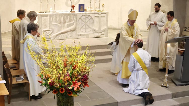 Bischof Harald Rein führt die Priesterweihe in der christkatholischen Augustinerkirche in Zürich durch. (zvg)