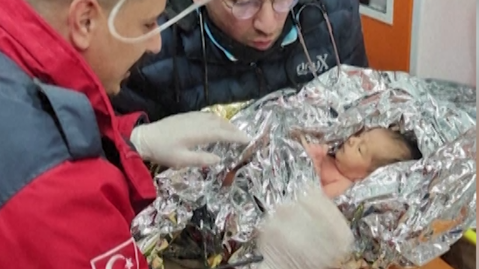 Türkei Helfer Bergen Zehnmonatiges Baby Aus Trümmern Türkei Helfer Bergen Zehnmonatiges Baby Aus Trümmern