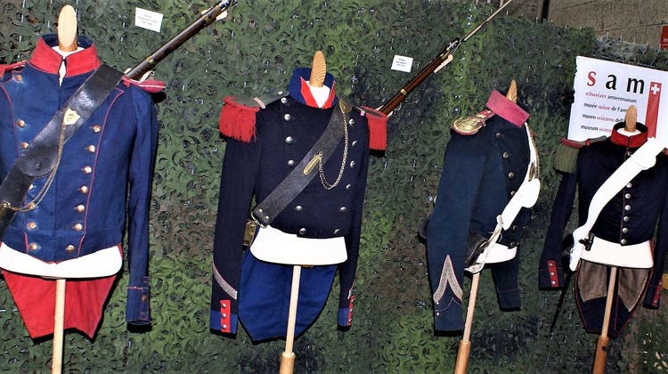 Zeitgenössische Schweizer Uniformen aus dem Sonderbundskrieg, ausgestellt im Armeemuseum in Thun. (Bild: PD/Wikimedia)