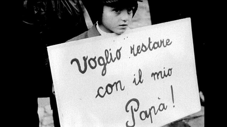 Das Filmstill aus «Im Land der verbotenen Kinder» zeigt eine Demonstration 1970 in Bern gegen das Saisonnierstatut. Auf dem Schild steht: «Ich will bei meinem Vater bleiben!» (Bild: PD)