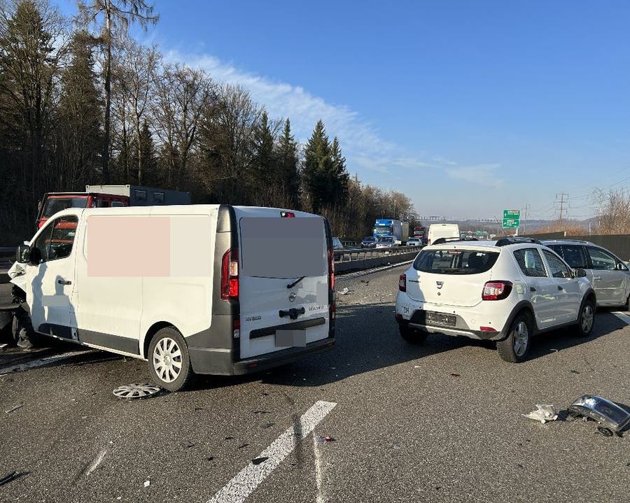 Mägenwil, 10. Februar: Auf der Autobahn A1 Richtung Zürich ist es bei Mägenwil zu einem Unfall gekommen. Ein 30-jähriger Lieferwagenlenker hat den stockenden Verkehr zu spät bemerkt und dadurch eine Auffahrkollision mit sechs Fahrzeugen verursacht. Der Mann musste ins Spital gebracht werden, an drei Fahrzeugen entstand Totalschaden.