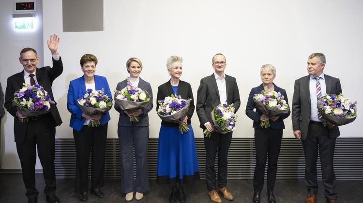 Die Regierungsrats-Wahlsieger: Mario Fehr (parteilos), Silvia Steiner (Mitte), Natalie Rickli (SVP), Carmen Walker Späh (FDP), Martin Neukom (Grüne), Jacqueline Fehr (SP) und Ernst Stocker (SVP). (Ennio Leanza)