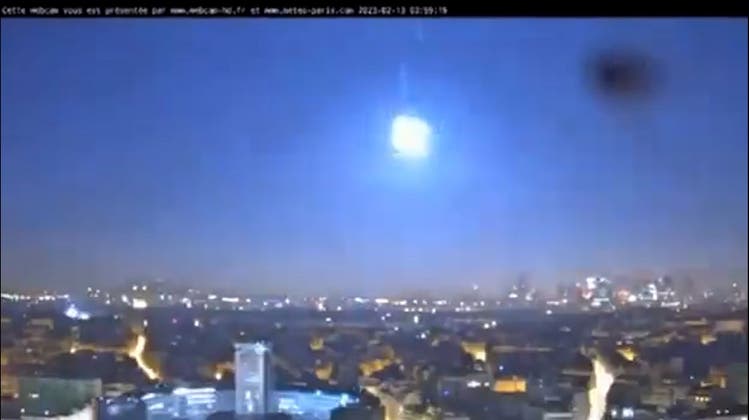 Asteroid verglüht über dem Ärmelkanal: Videos zeigen Explosion am Nachthimmel