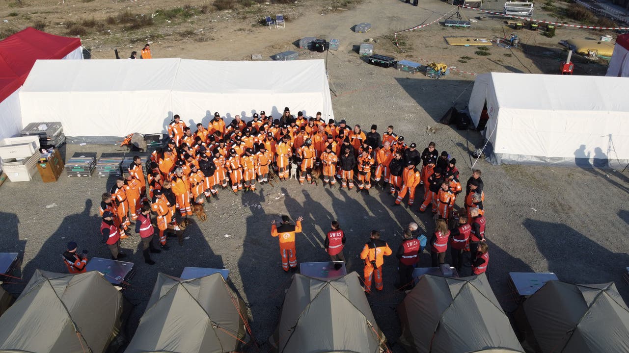 Gruppenbild der Mitarbeiter der Schweizer Rettungskette im Einsatz nach dem Erdbeben in der Türkei.