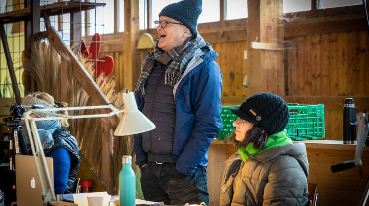 Regisseur Dodó Deér und seine Crew sind gefordert: Sie proben derzeit noch in einem zugigen Holzschuppen in Villmergen. (Pascal Meier)