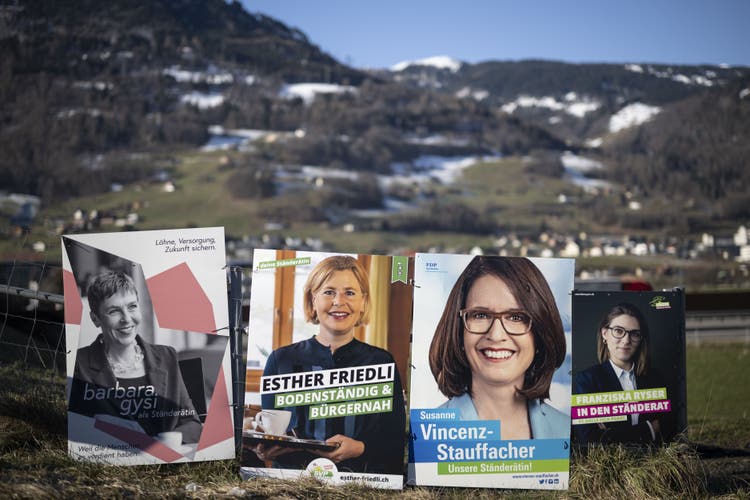 Wer hat am 12. März die Nase vorn? Wahlplakate der vier Ständeratskandidatinnen, aufgenommen im Sarganserland.