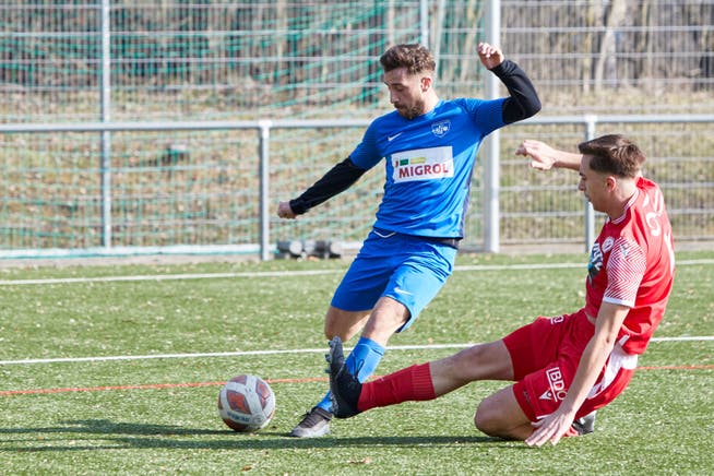 Der FC Oetwil-Geroldswil (hier Antonio André Fernandes Coimbra, blaues Dress) ist in der 3. Liga zurzeit auch mit rüden Attacken nicht zu stoppen.
