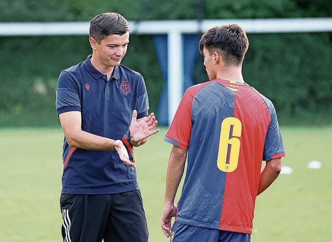 Ognjen Zaric gibt den jungen Spielern Ratschläge.