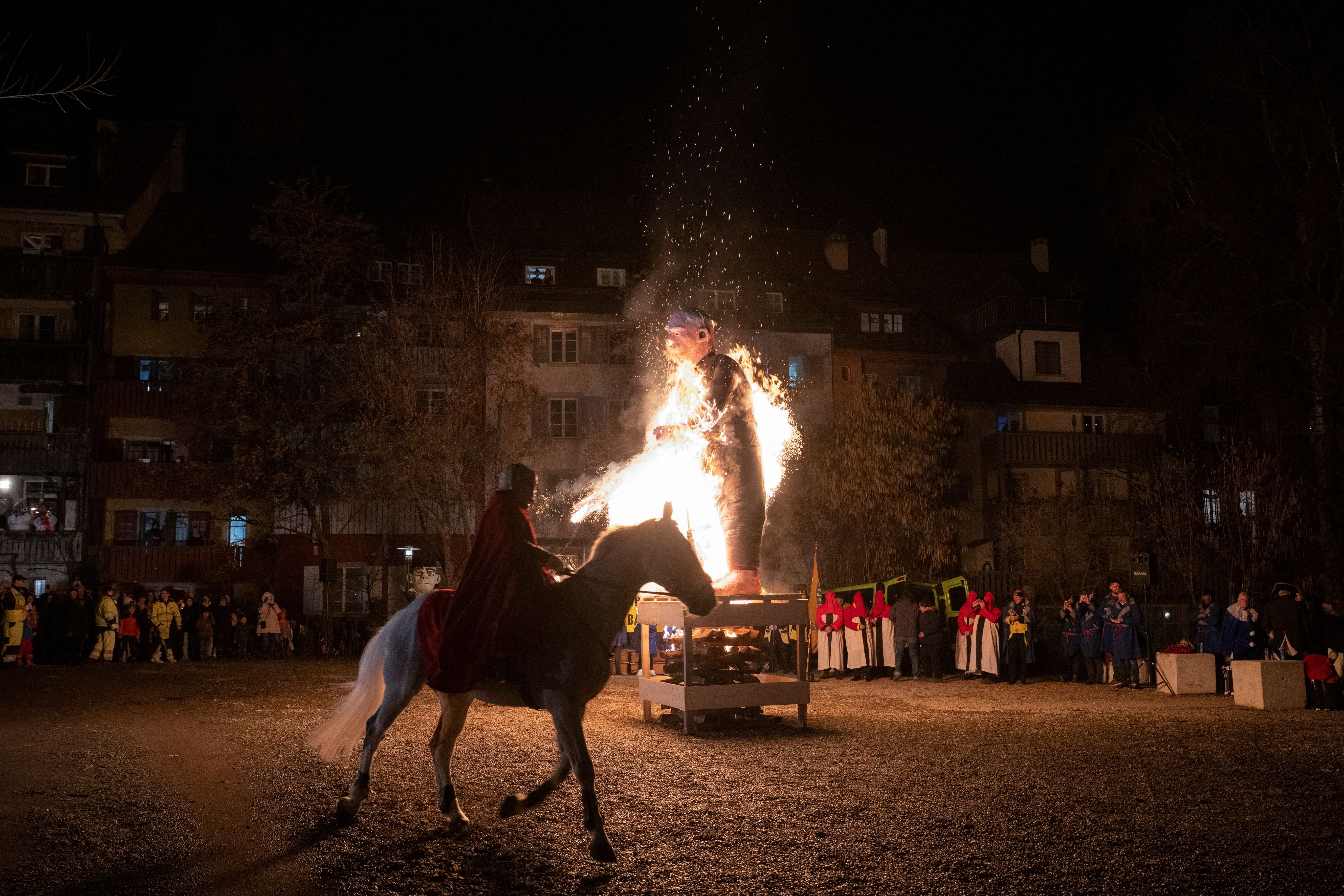 Badener Fasnachtsstart: Füdlibürger landet auf dem Scheiterhaufen
