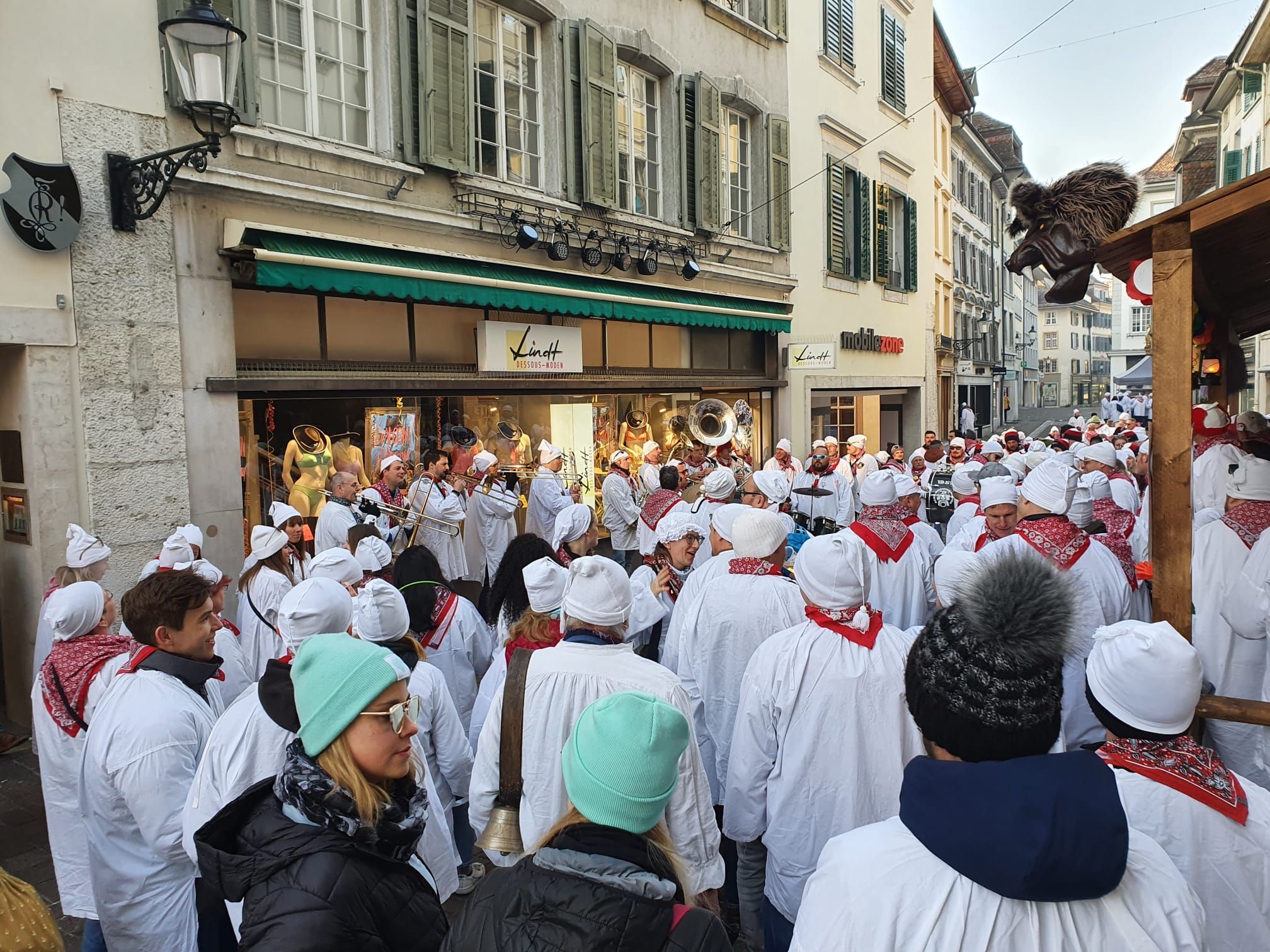 Chesslete Solothurn 2023: Auf den Gassen bei Sonnenschein
