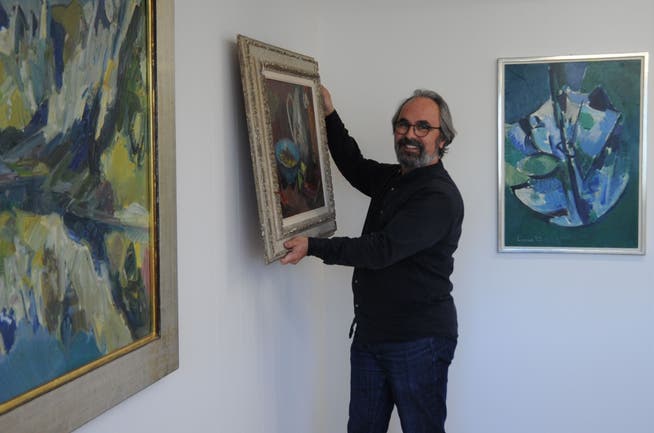 Bruno Steingruber, Präsident des Vereins Museum Gais, hängt die Werke Liners auf.