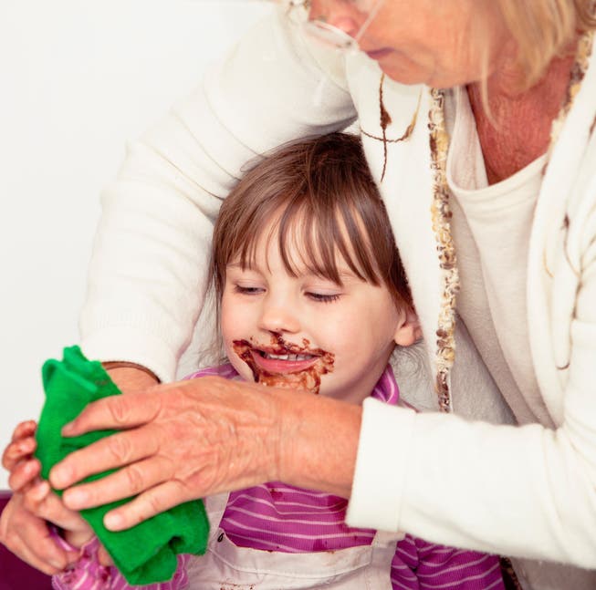 72 Prozent der Grosseltern füttern ihre Enkel mit Süssigkeiten.