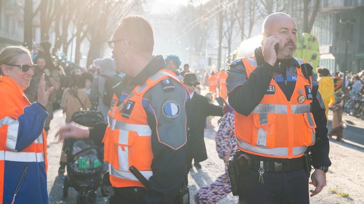 Die Luzerner Polizei im Einsatz an der Fasnacht. (Bild: Boris Bürgisser (Luzern, 20. 2. 2023))