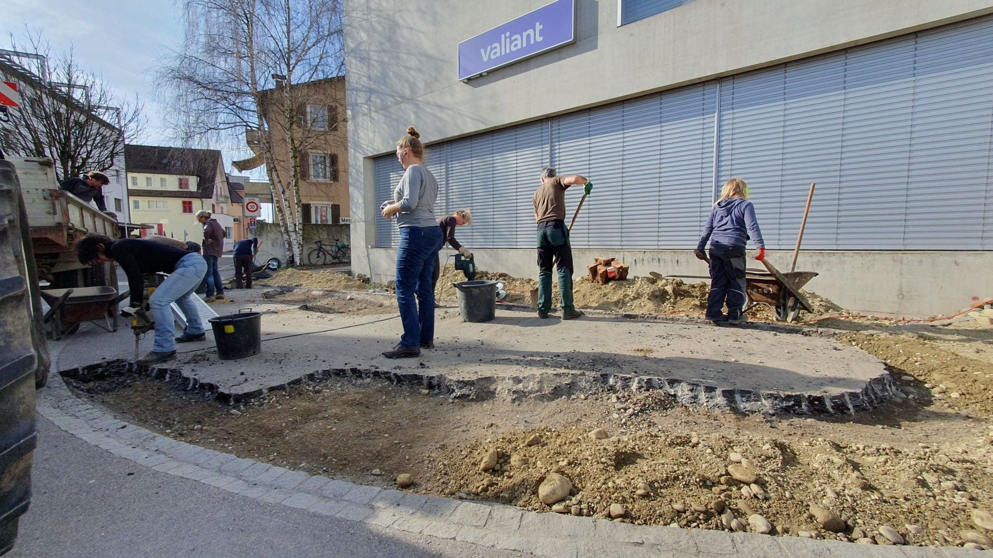 Suhr - Die «Asphaltknackerinnen» Waren In Suhr Am Werk: Bevölkerung ...