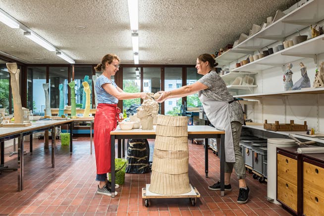 Die Künstlerinnen Doris Meienberg und Tonja Amstad im Keramikatelier der Freizeitanlage Loreto anlässlich des 50-Jahr-Jubiläums der Anlage.