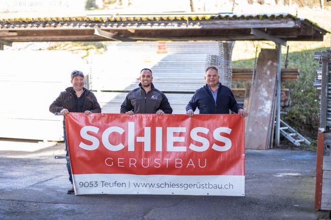 (Von links) Hans Schiess mit Fabio Varga (Geschäftsführer) und Heinz Alder (Inhaber) von der Alder Gerüstbau AG.