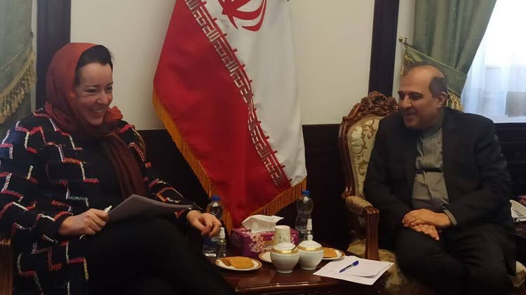 Falsches Signal: Topdiplomatin Maya Tissafi lacht im Gespräch mit dem Berater des iranischen Aussenministers. (Teheran, 19. Februar 2023) (Irna)