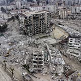 US-Aussenminister Antony Blinken reist zwei Wochen nach der Erdbebenkatastrophe in die Türkei. (Petr David Josek / AP)