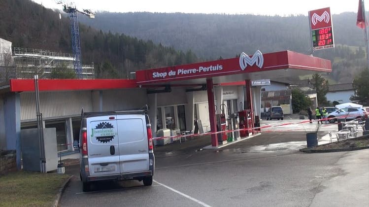 In Sonceboz wurde ein Mann am Freitagmittag bei einer Tankstelle erschossen. (Telebärn/Arthur Sieber)