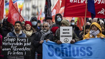Teilnehmende der «Schluss mit Krieg»-Demonstration in Zürich. (Keystone / Michael Buholzer)