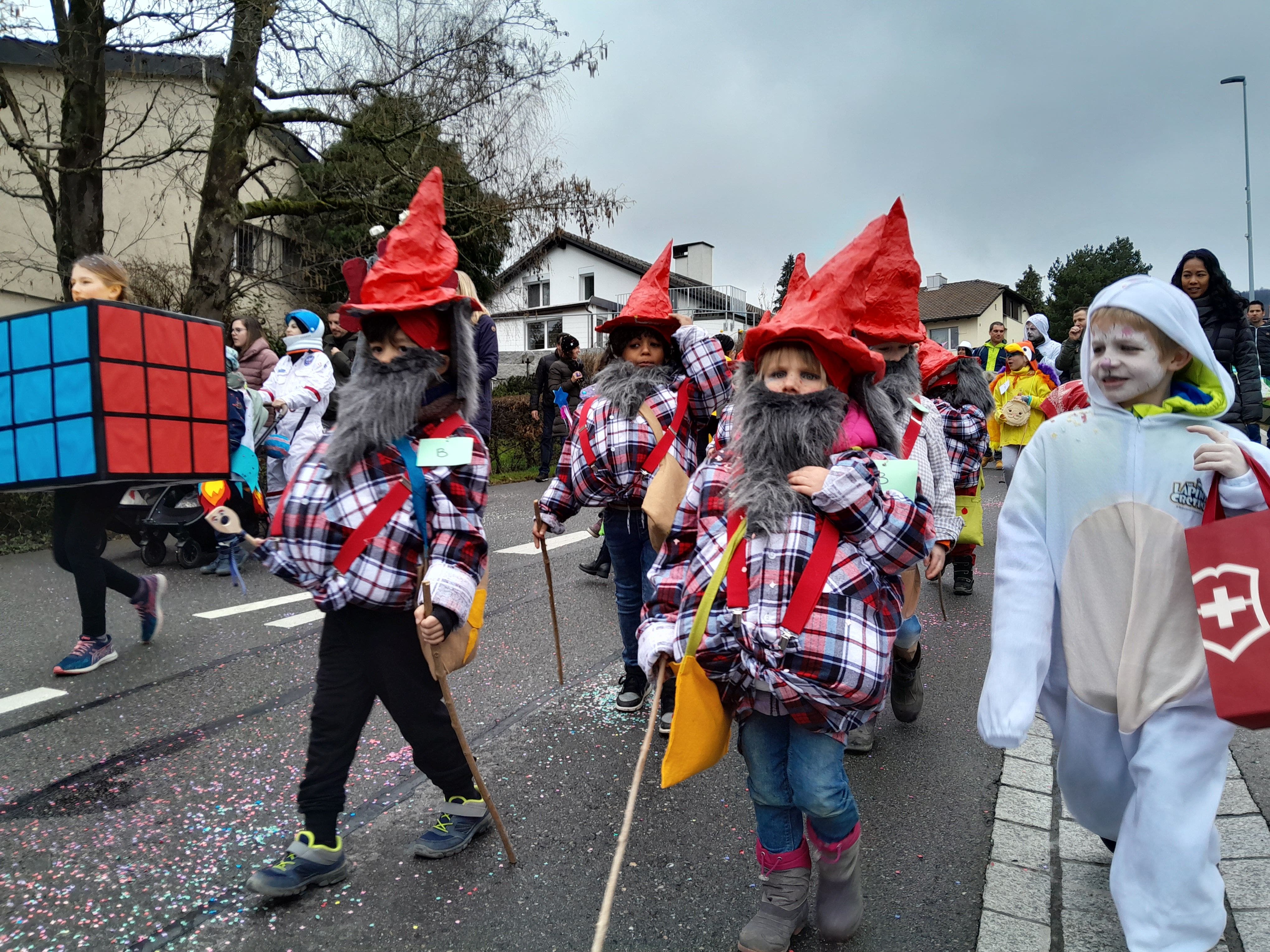 Wichtel laufen mit ihren dicken Bäuchen und grauen Bärten mit.