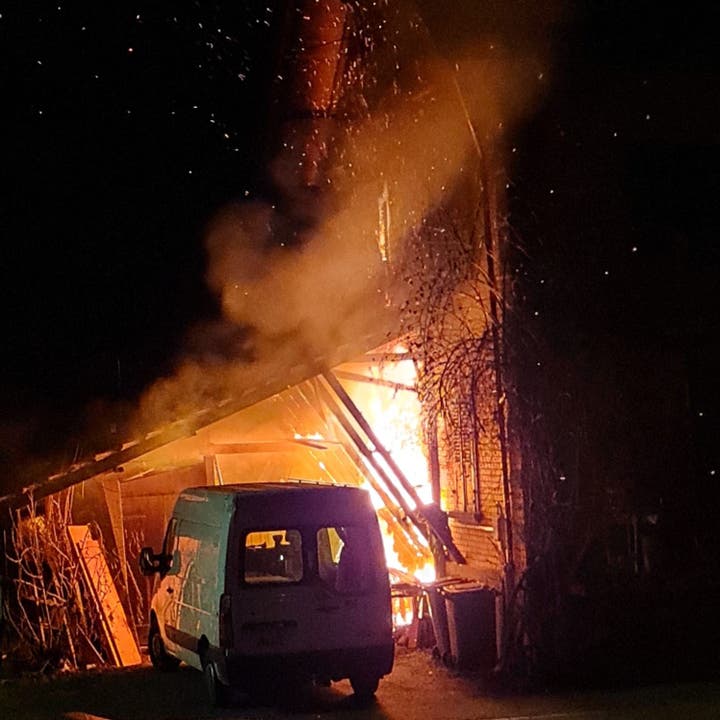 Brittnau, 26. Februar: Ein Unterstand neben einem Einfamilienhaus geriet in Brand. Die Bewohner konnten unverletzt evakuiert werden. Ein Feuerwehrmann erlitt eine Rauchvergiftung.