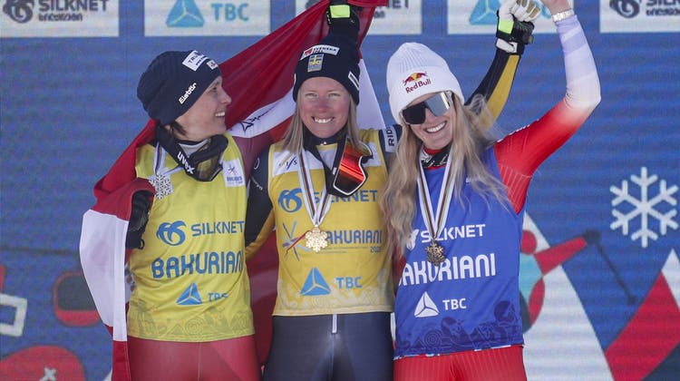 Fanny Smith (rechts) jubelt über WM-Bronze. Die Schwedin Sandra Näslund wird Weltmeisterin, Silber geht an die Österreicherin Katrin Ofner. (Zurab Kurtsikidze / EPA)