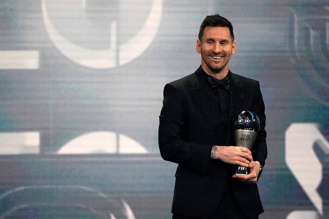Lionel Messi mit der Weltfussballer-Trophäe.